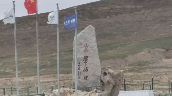 唐古拉山口是青藏线上海拔最高点，海拔高度5300米，这里空气