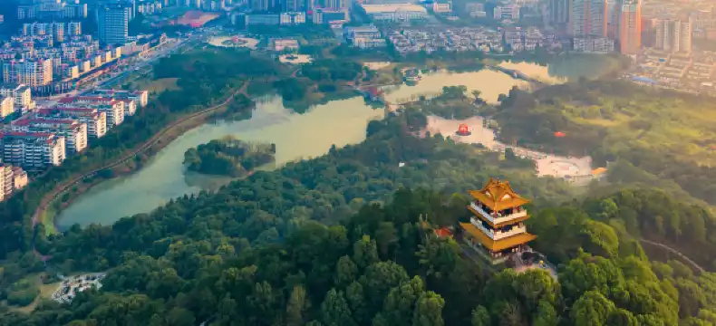 Penginapan Holiday Inn di Yichun