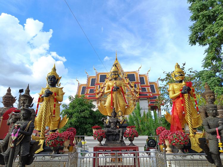 Compare 5 airports near Amphawa