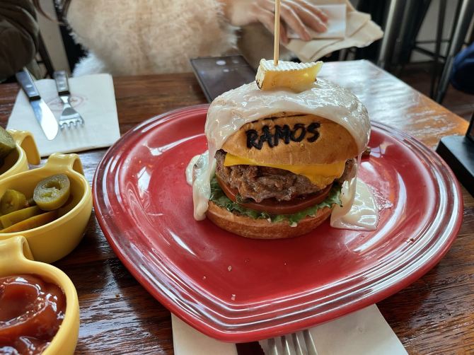 춘천의 수제버거 맛집 “라모스버거”🍔 저희 부모님 | 트립닷컴 춘천 트래블로그 춘천의 수제버거 맛집 “라모스버거”🍔   저희 부모님... 