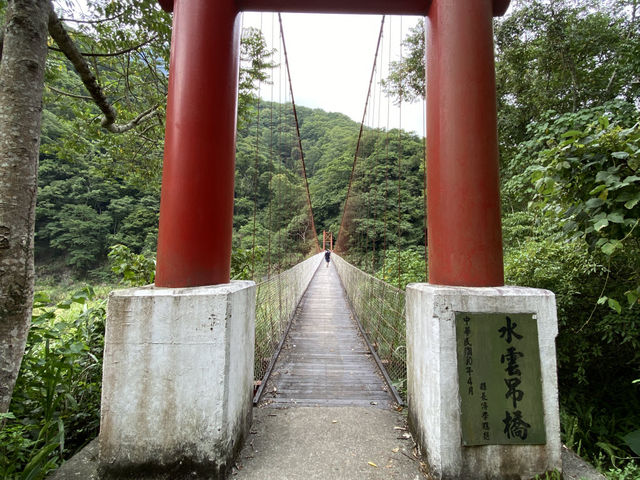 水雲吊橋，偶像劇「我可能不會愛你」取景處！紅色吊橋在青山綠水之間格外搶眼