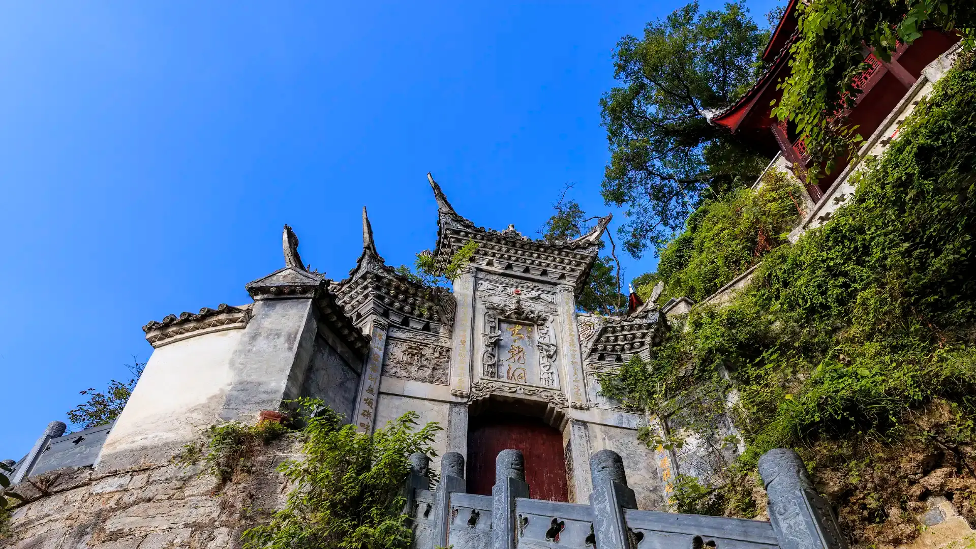 Hotels near Qinglong Cave