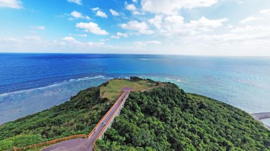 知念岬公园位于冲绳南部，面向太平洋，与世界遗产斎场御岳相邻，