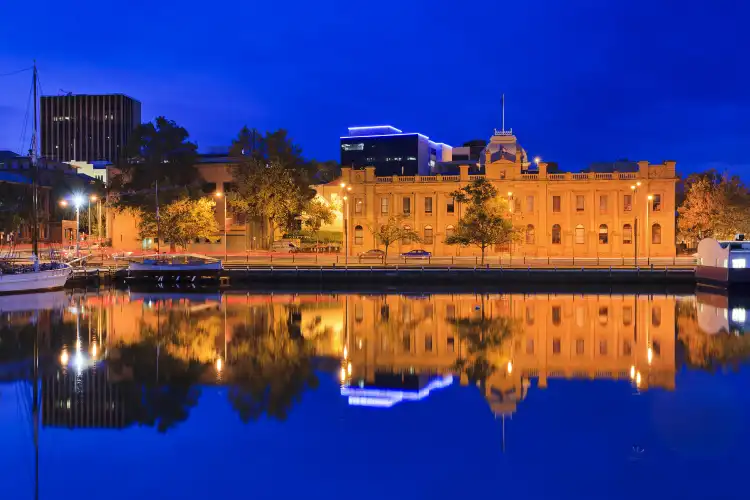 Hotels near Tasmanian Museum and Art Gallery