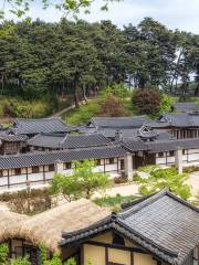 Seongyojang House