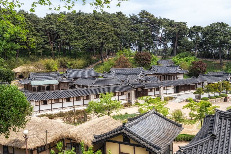 Seongyojang House