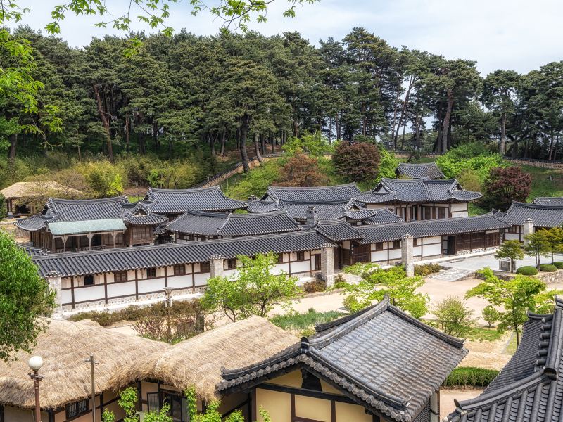 Seongyojang House
