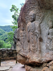 Seosan Yonghyeon-ri Maae Yeorae Samjon Sang | Rock-carved triad buddha in Seosan