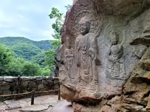 Seosan Yonghyeon-ri Maae Yeorae Samjon Sang | Rock-carved triad buddha in Seosan