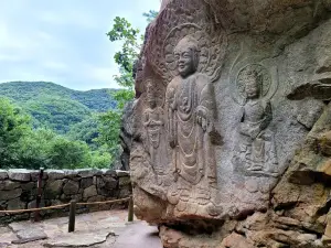 瑞山 龍賢里 磨崖如来三尊像