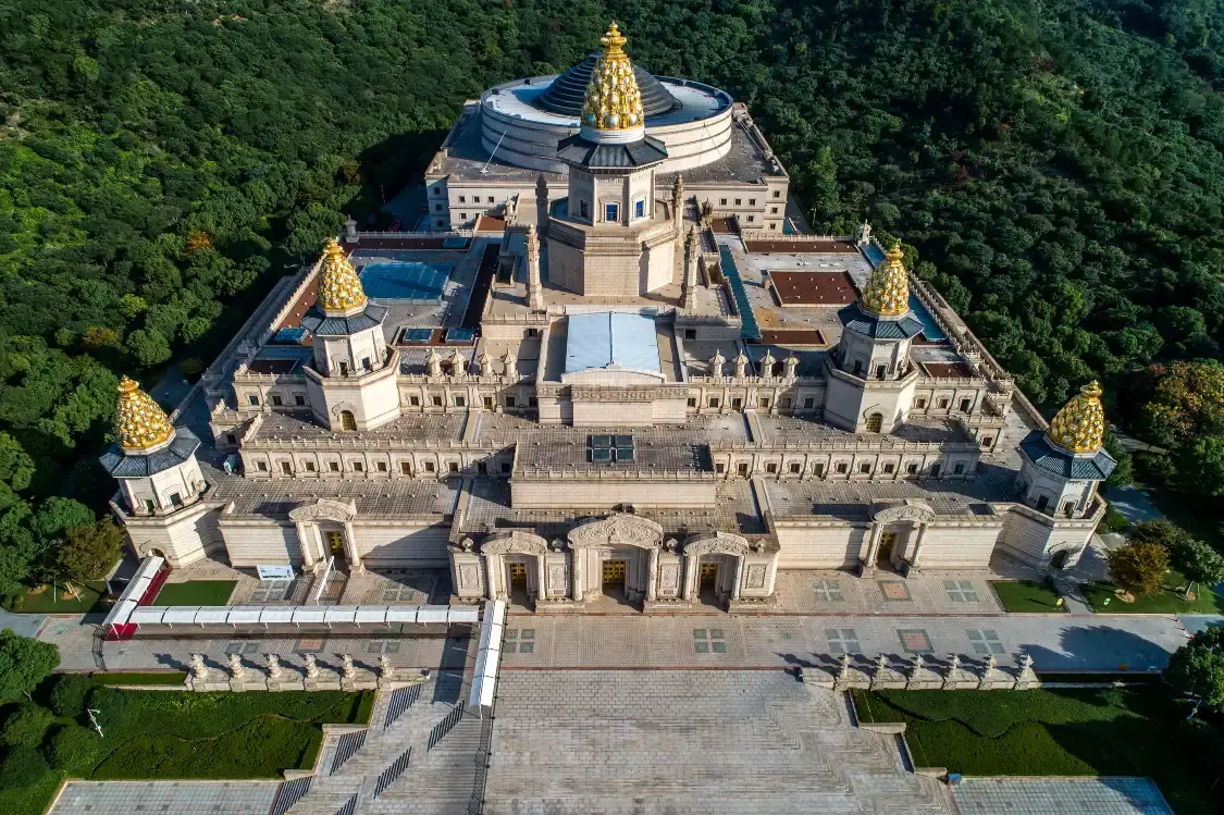 Hotels near Lingshan Brahma Palace