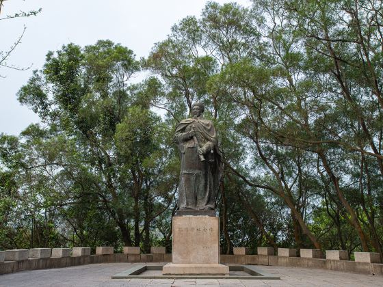 Bronze Statue of Lin Zexu