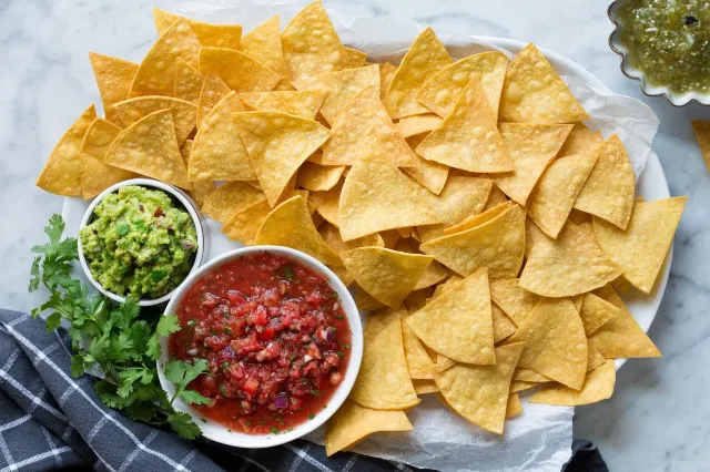 ワカモレとトマトサルサのナチョス