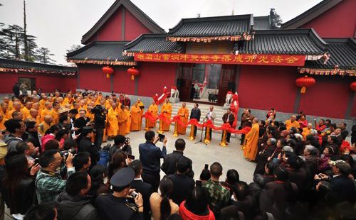 雷洞坪位于四川省乐山市峨眉山七里坡，毗邻金顶，唐宋时名雷神祠