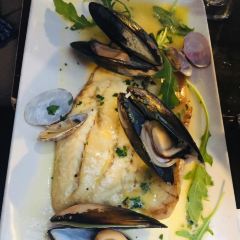 Grill Steak Seafood on Hardware Lane 여행 사진