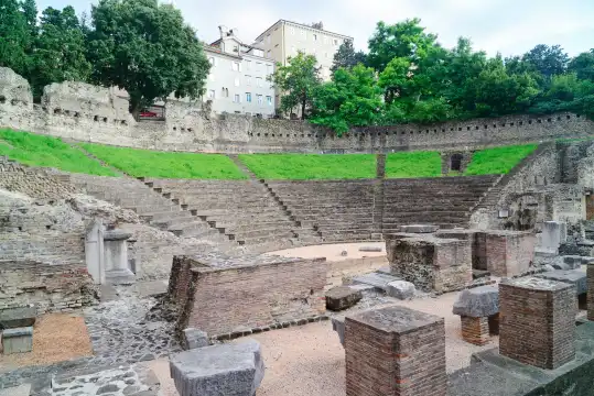 鄰近的里雅斯特羅馬劇院的酒店