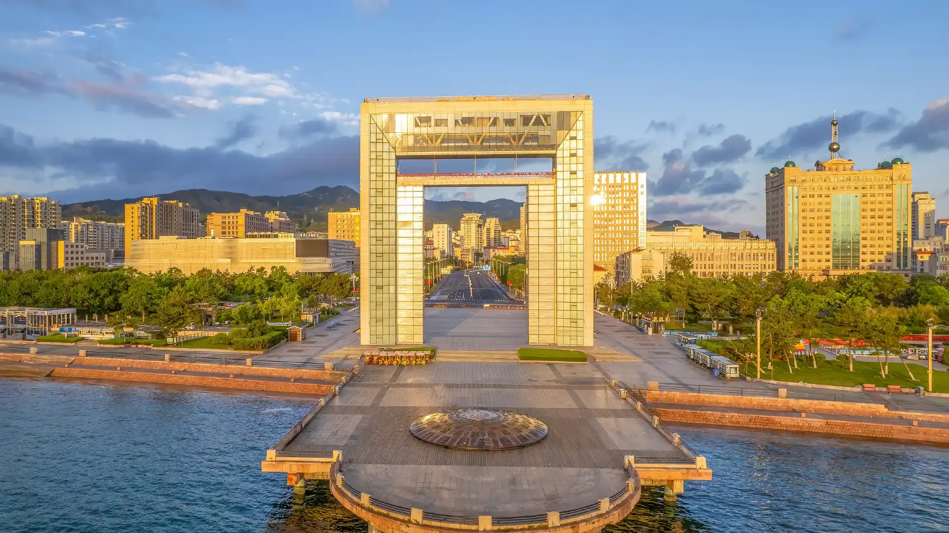 Hotels near Weihai Happiness Gate