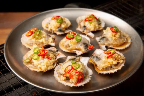 乞老板海鲜烧烤•甜麻肥蛤•海胆•海肠捞饭(山大店)