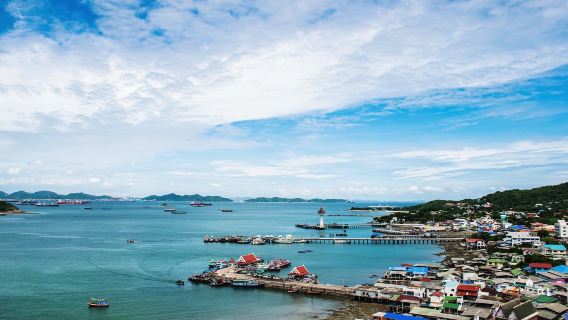 Hong Kong 1-day Tour: Cheung Chau + Victoria Peak (Private Tour with Door-to-Door Pickup and Professional Hong Kong Guide)