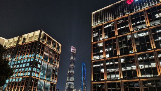 浦江美景不止可以在外滩看，十六铺也是一个很不错的观景台，这里