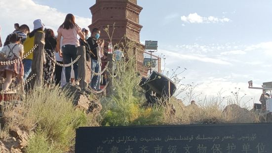 【红山塔】位于新疆乌鲁木齐市红山公园内，矗立在红山的顶端，它