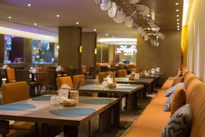 JIAO ZUO SHI YING BIN GUAN ZHONG CAN TING