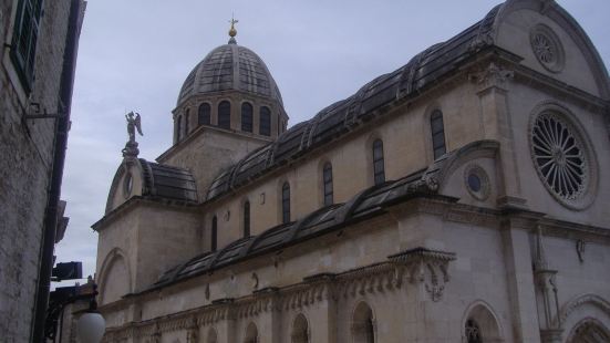 圣多纳堂是扎达尔当地有名的建筑之一，为圆形罗马式风格。教堂建