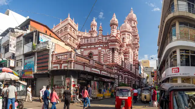 Hotels near Jami Ul-Alfar Mosque