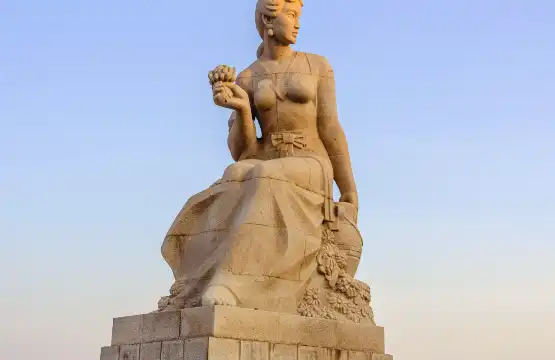 鄰近菊花女雕像的酒店