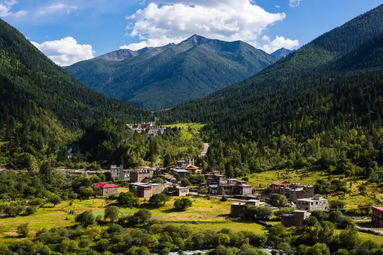 Hotels near Moerduo Temple