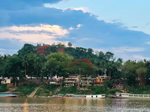 โรงแรมใกล้พระธาตุพูสี