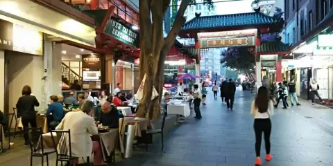 周五唐人街夜市
