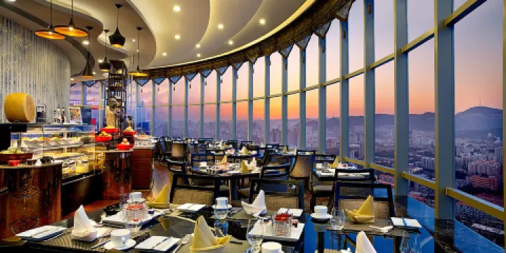 濟南怡豪大飯店（泉城廣場大明湖店）·銀頂旋轉餐廳