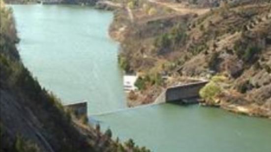 鸳鸯湖又名鸳鸯池水库，位于金塔县城西南12公里处的夹山峡谷中