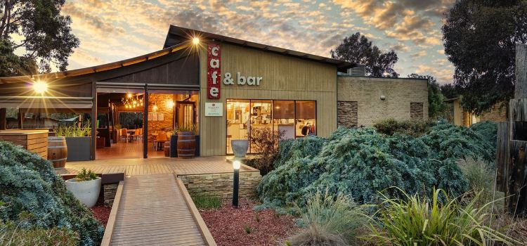 Flametrees Restaurant, Cafe & Bar
