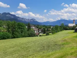 Dorfplatz Going - Drehort der Filmserie "Bergdoktor"