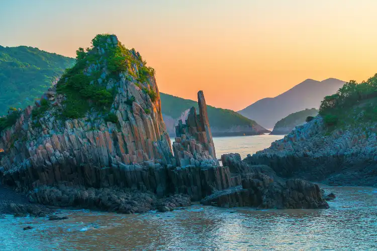 Hotels near Hua'ao Island