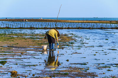 Skattejagt på stranden i Zhanjiang