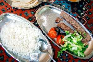 이란에서 먹은 아다나 케밥 정식. 밥에 버터를 살짝 바르고 그 위에 소금 찍은 고기 한 점을 올려 먹으면 아~ 이런 맛이 또 있을까. #이란 #라예인 #도시여행
#도시여행