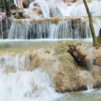 น้ำตกงามอลังการในหุบเขา