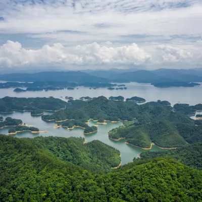 Отели рядом с достопримечательностью «Uragashira Hikiage Peace Park and Memorial Museum»