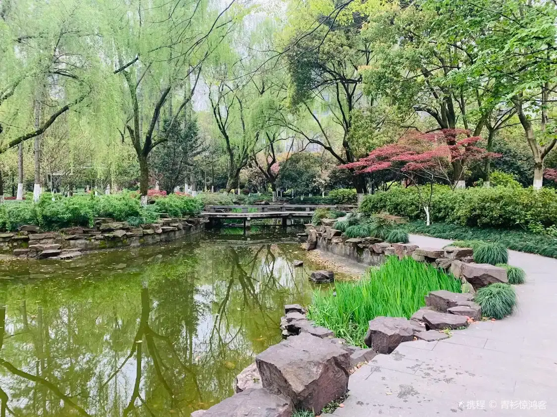 Hotels near Jialvyuan Park (North Gate)