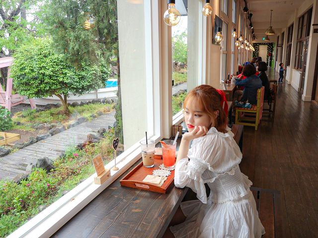 학교를 개조한 카페 '명월국민학교'