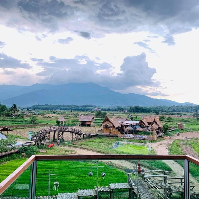 ฮักน่าน คาเฟ่กลางทุ่งนาวิวภูเขา 360 องศา