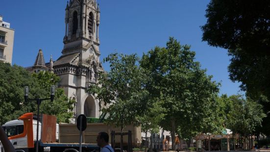 阿维尼翁的圣母大教堂位于教皇宫的右侧，处于教皇宫广场的同一个