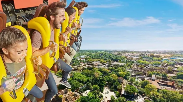 Im PortAventura Park erwarten dich 5 Bereiche mit themenbezogenen Fahrgeschäften
