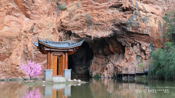 bao shi dong feng jing qu