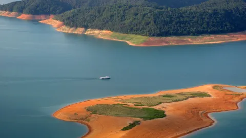 Chengbi Lake attraction in Baise