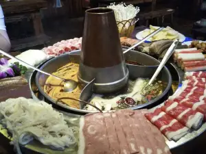 小板凳•铜锅涮羊肉特色火锅(房县店)