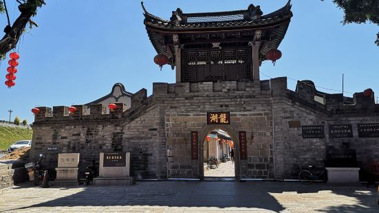 龙湖古寨素有“潮居典范、祠堂千家、书香万代”之美誉,位于韩江